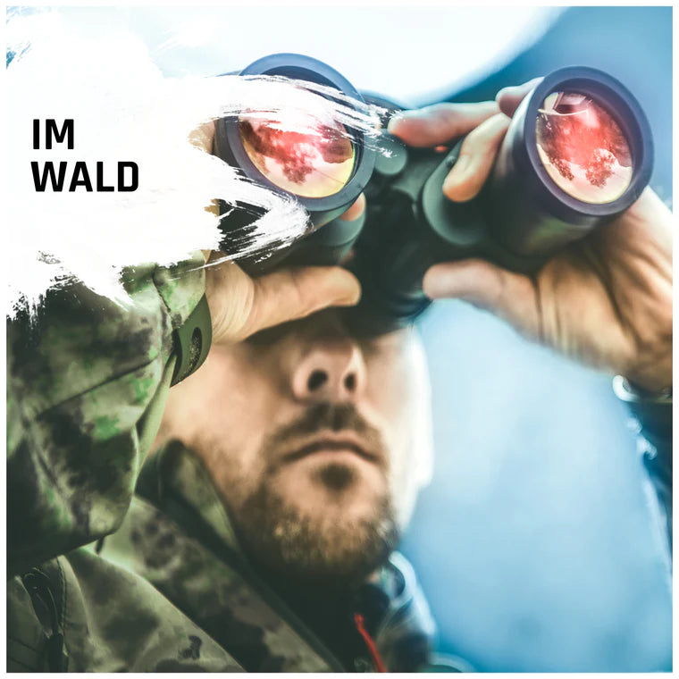 Förster mit Fernglas