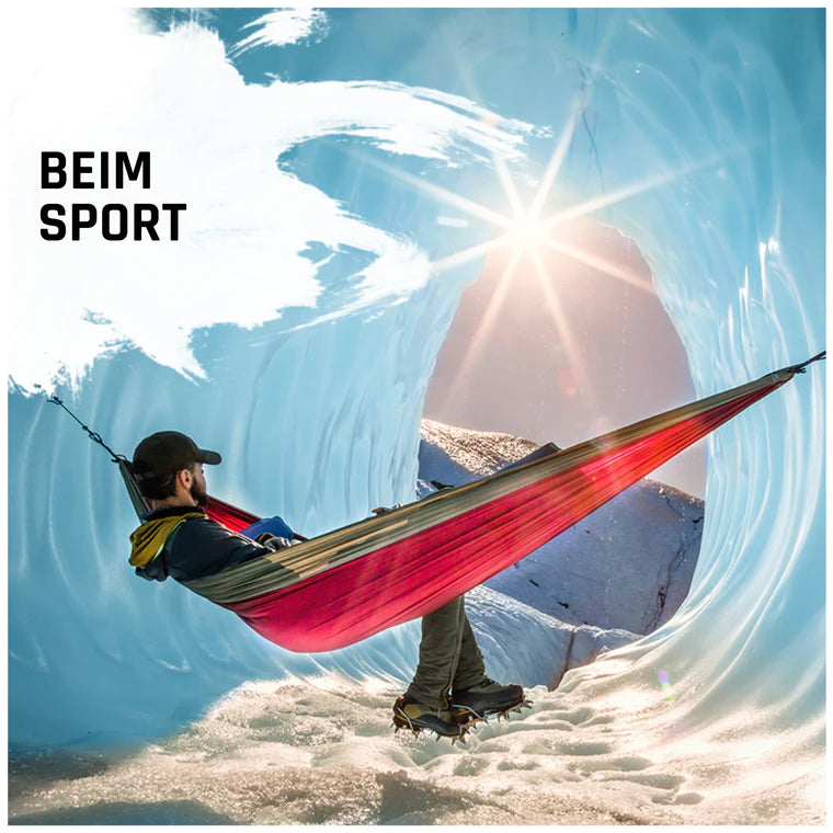 Mann im Winter in Eishöhle